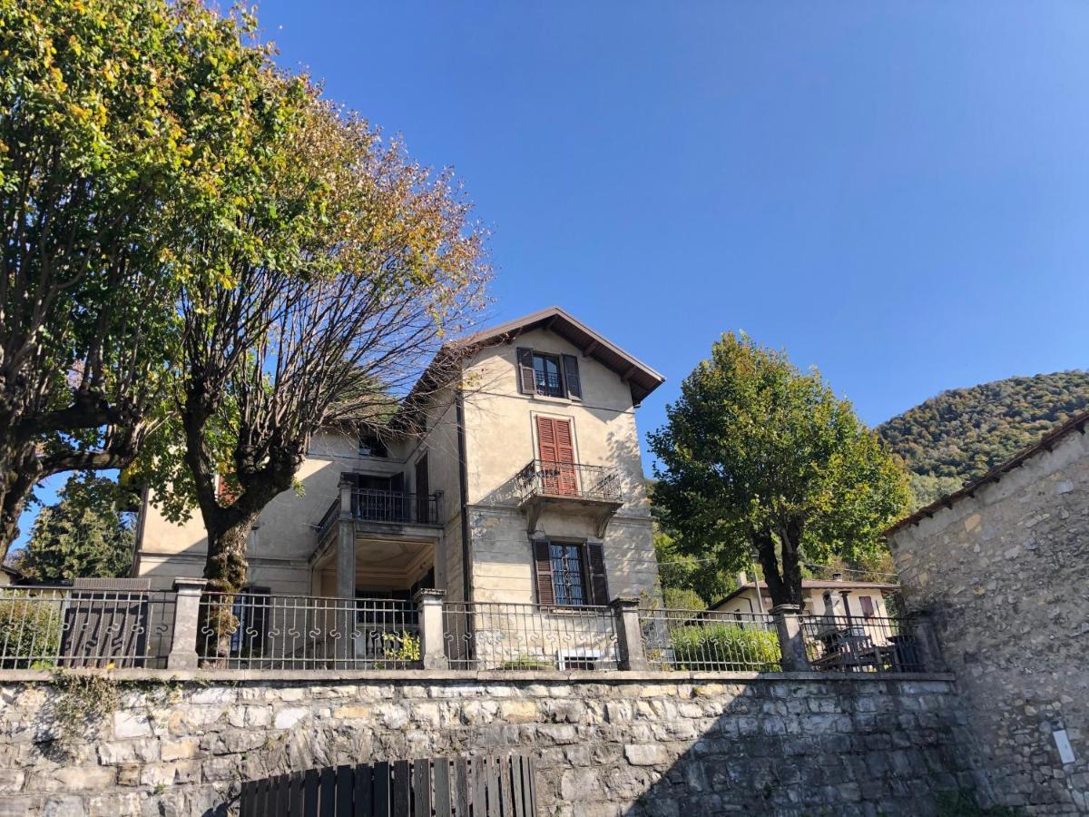 Villa Il Maiale Bianco Bed & Breakfast Сан-Феделе-Интельви Экстерьер фото