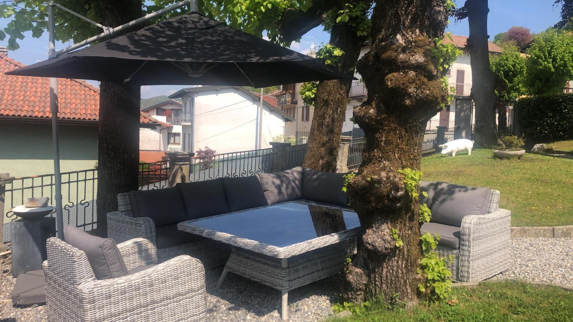 Villa Il Maiale Bianco Bed & Breakfast Сан-Феделе-Интельви Экстерьер фото