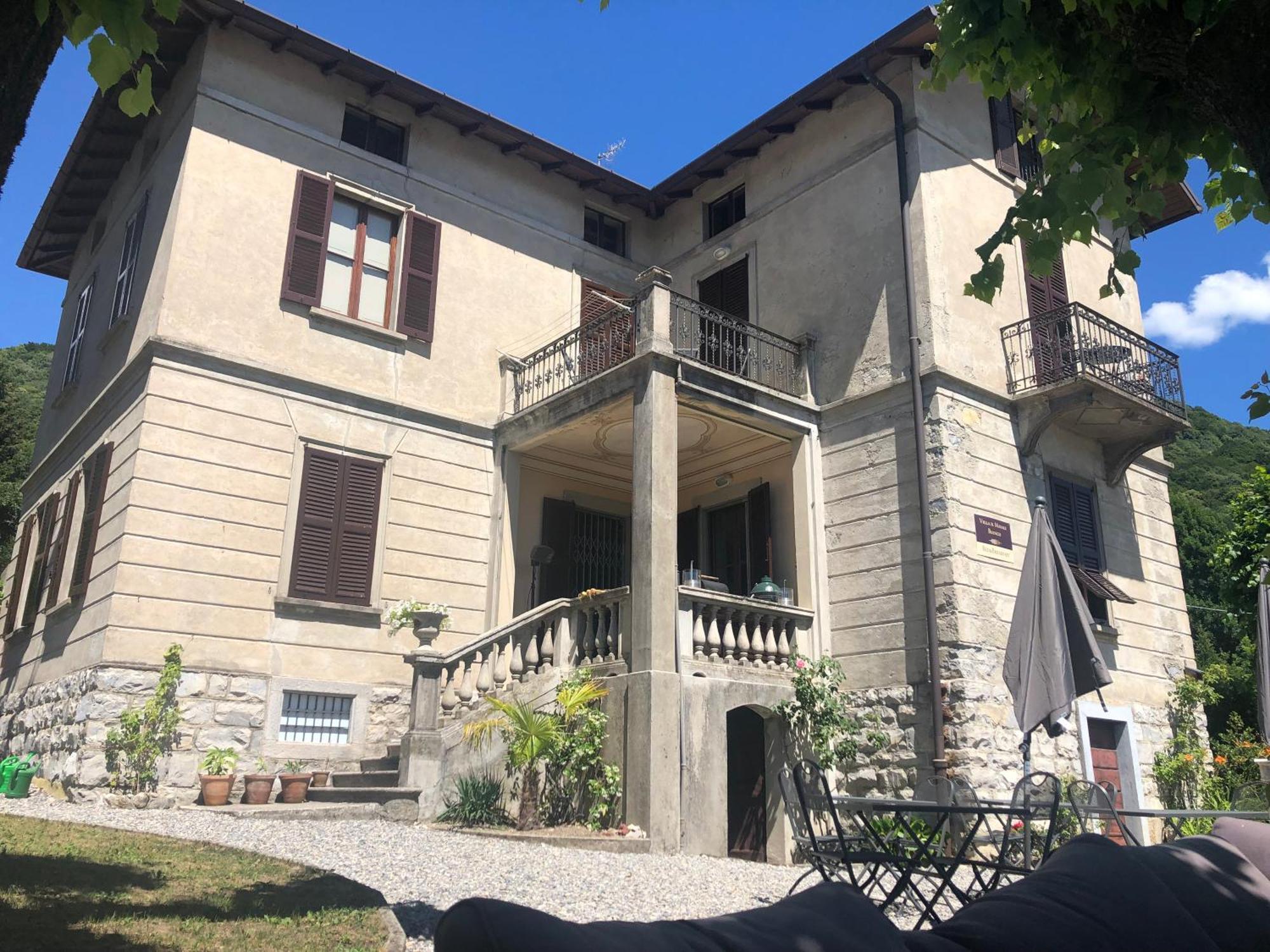 Villa Il Maiale Bianco Bed & Breakfast Сан-Феделе-Интельви Экстерьер фото