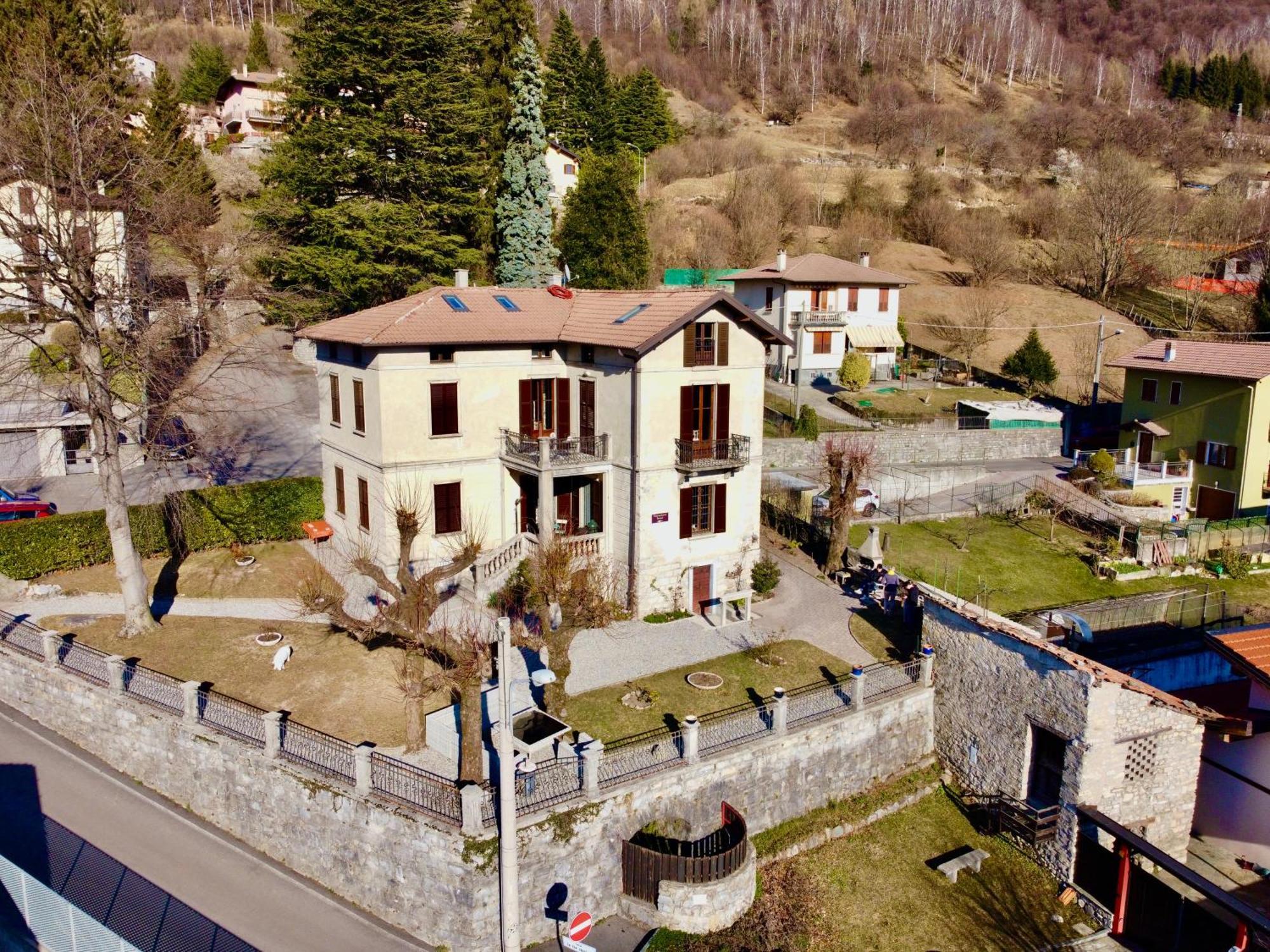 Villa Il Maiale Bianco Bed & Breakfast Сан-Феделе-Интельви Экстерьер фото