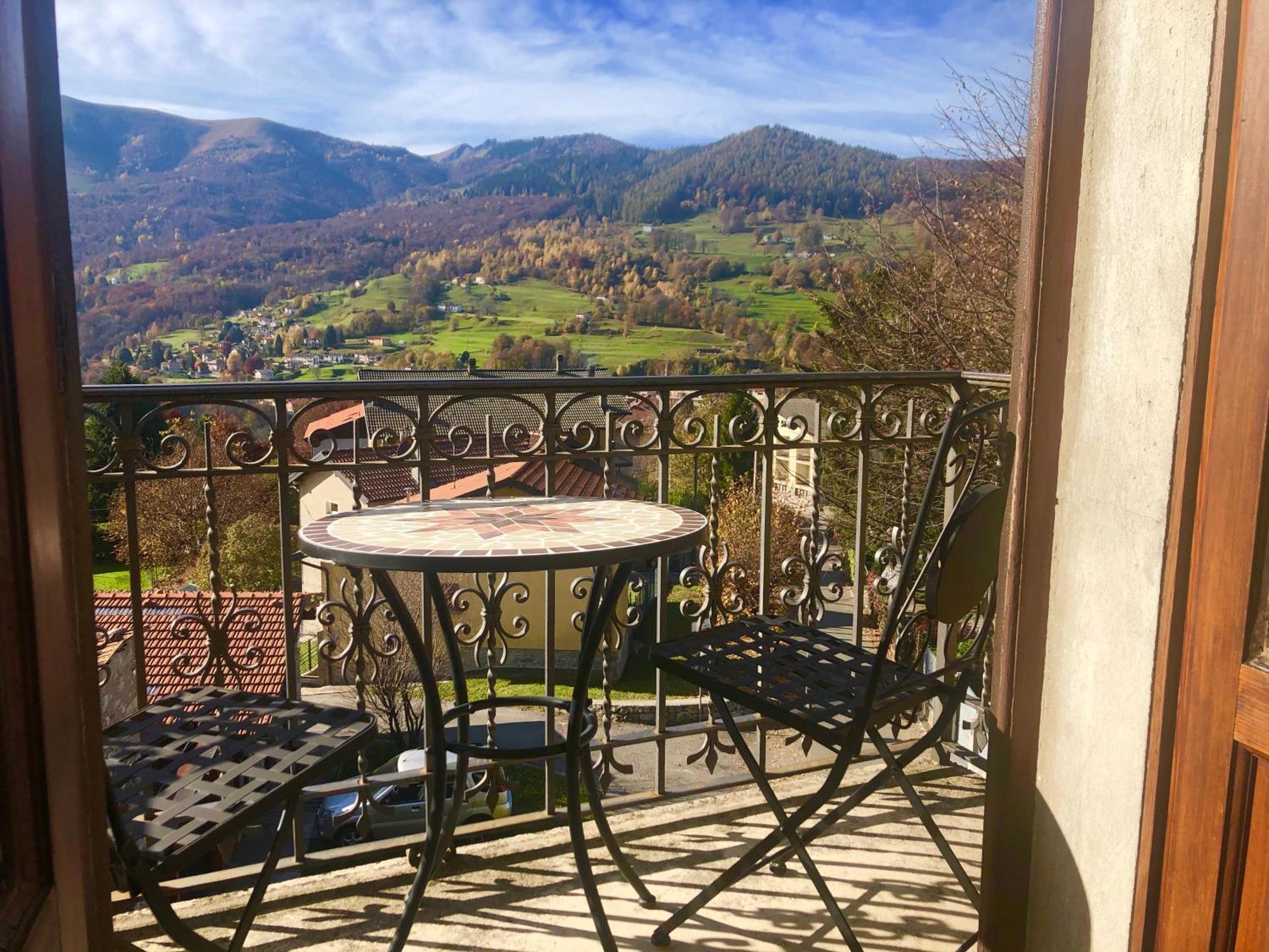 Villa Il Maiale Bianco Bed & Breakfast Сан-Феделе-Интельви Экстерьер фото
